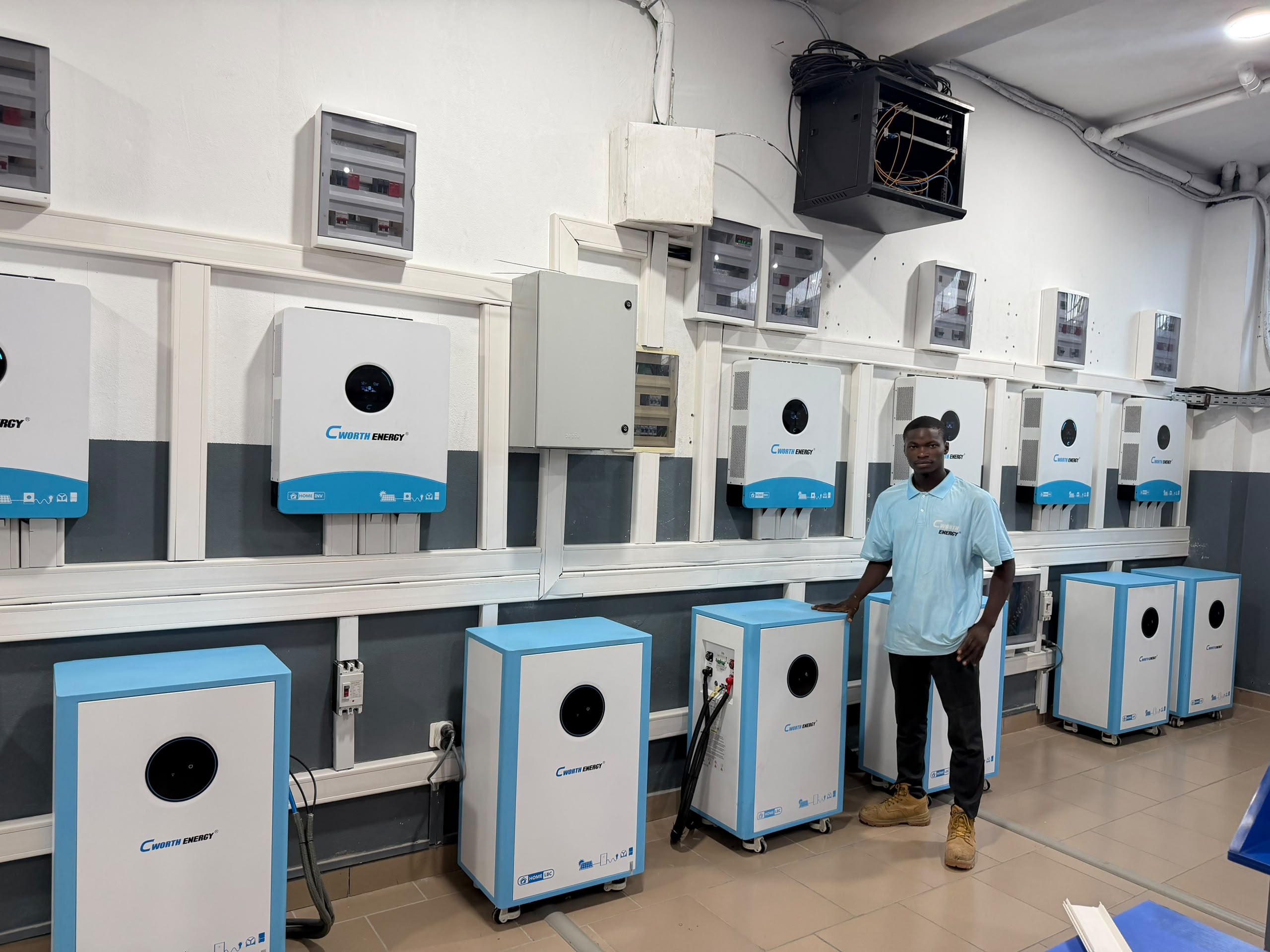 Onduleurs et batteries : une installation de stockage — MYELEQ-SERVICE