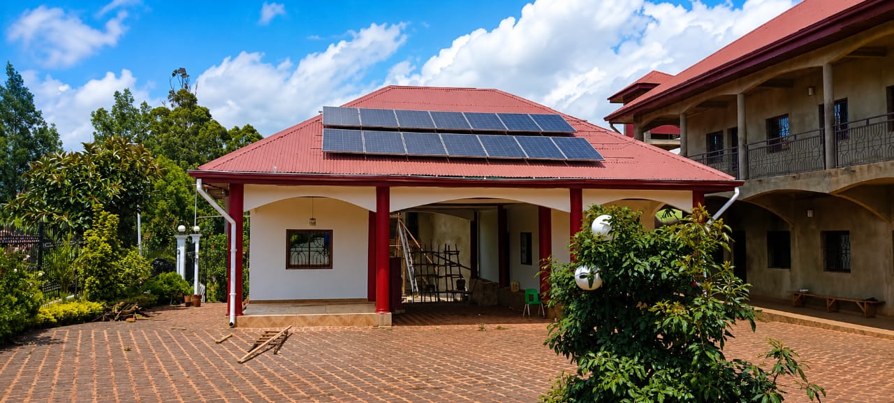 Une maison équipée de panneaux photovoltaïques — MYELEQ-SERVICE