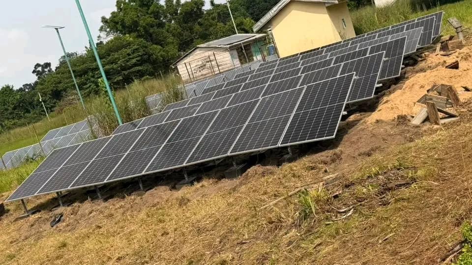Un champ photovoltaïque sur structure au sol — MYELEQ-SERVICE