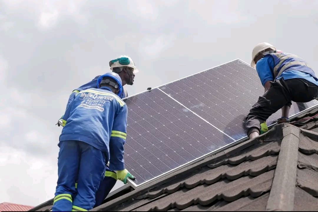 Panneaux solaires en toiture : notre équipe sur le terrain — MYELEQ-SERVICE